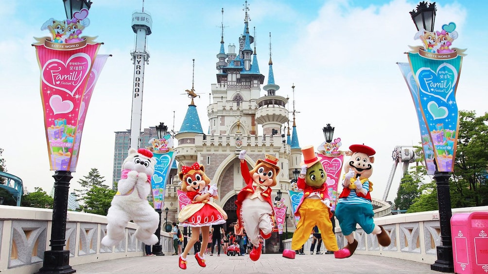 แสดงภาพที่ 1 จาก 5 Characters jumping in front of a castle at Lotte World Theme Park in Seoul