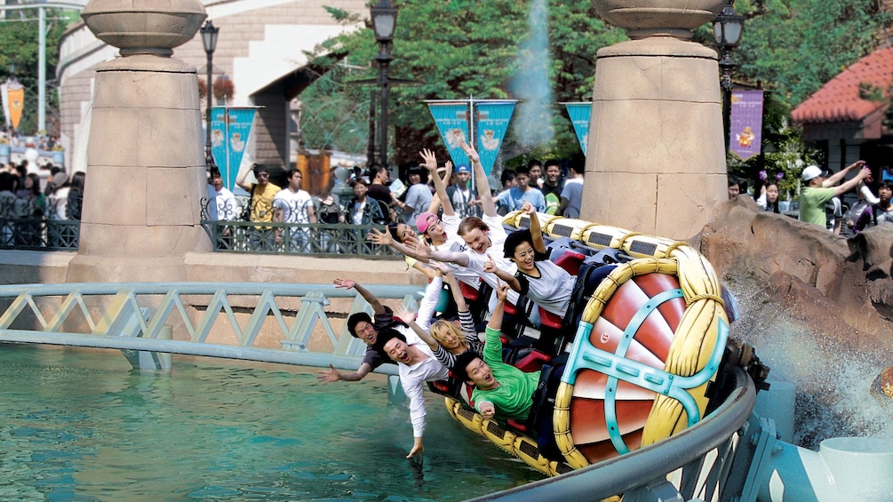 แสดงภาพที่ 3 จาก 5 A roller coast in action at the Lotte World Theme Park in Seoul