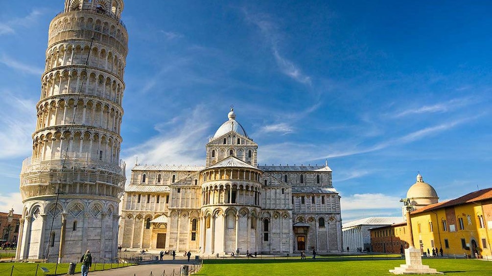 Foto 4 von 10 laden Ornate building and leaning tower of Pisa Italy