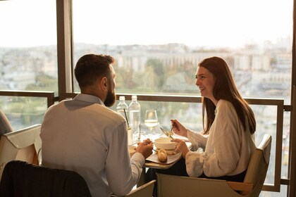 Lounas Eiffel-tornissa: Madame Brasserie -ravintola