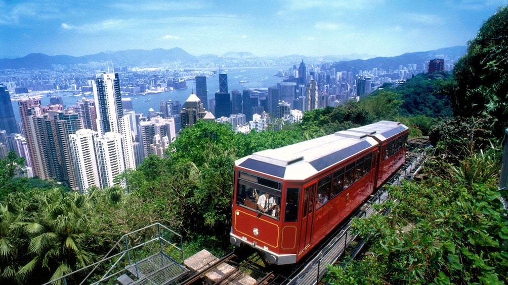 正在顯示第 1 張相片,共 10 張。 Train on the outskirts of Hong Kong