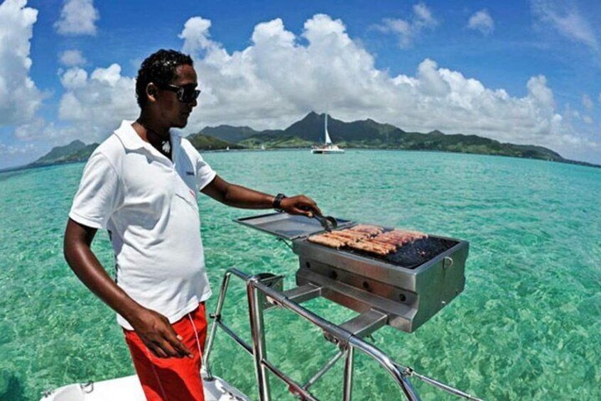 Catamaran Experience to Ile aux cerf: incl: Parasailing, Lunch, GRSE & Transfer