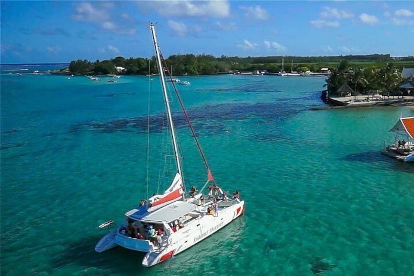 Catamaran Experience to Ile aux cerf: incl: Parasailing, Lunch, GRSE & Transfer