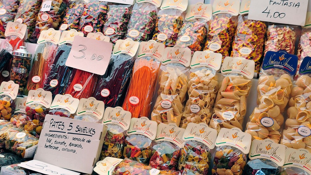 Foto 1 von 5 laden Pasta variations in the Italian market in Cannes