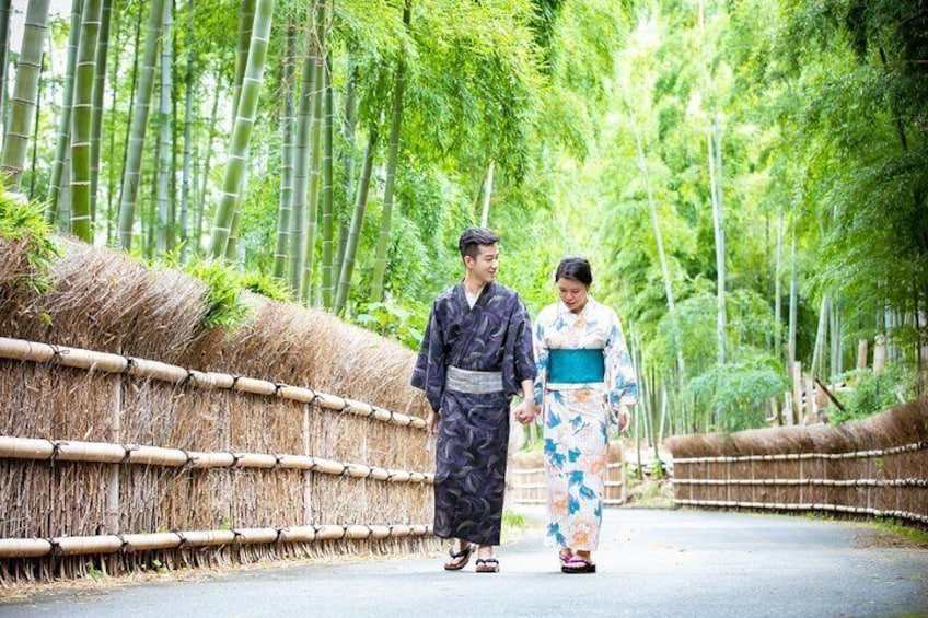 Visit to secret bamboo street with antique kimonos!