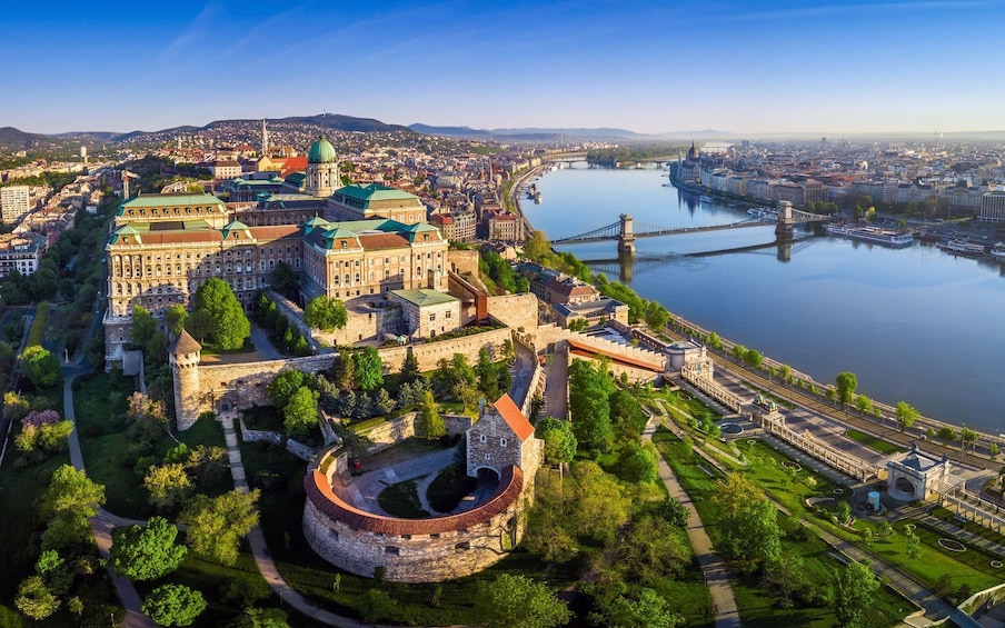 Budapest: 4-Hour Guided Bus Tour with River Cruise