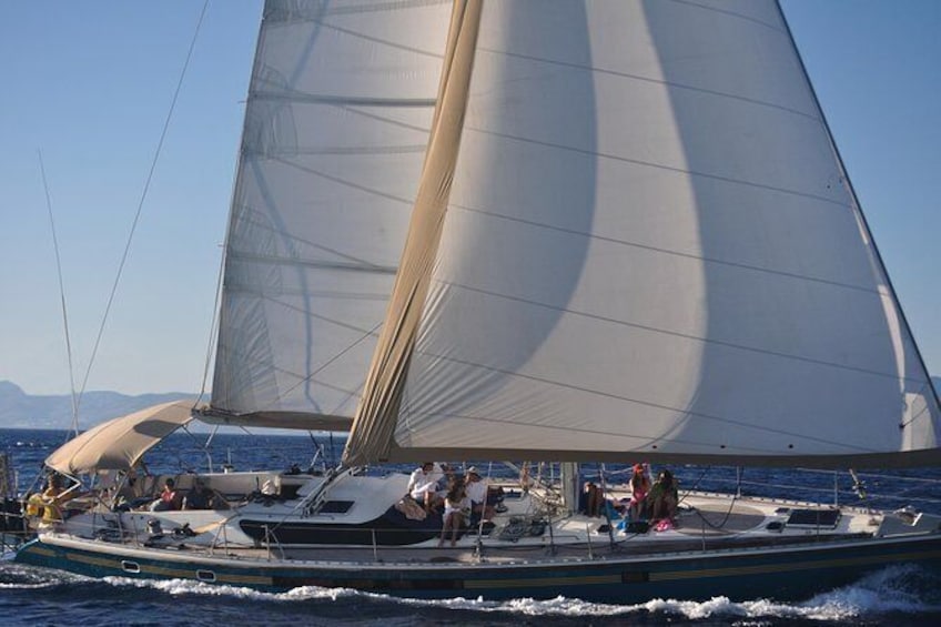 Mykonos: Semi-Private Sailing Yacht Cruise to Rhenia and Guided Tour of Delos