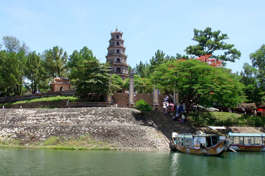 Vietnamese Dinner & Perfume River Boat Cruise