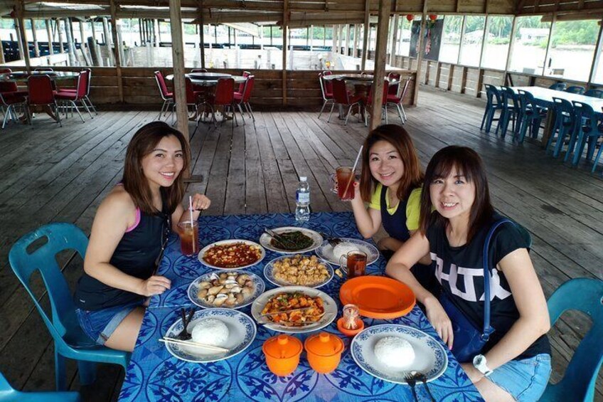 Bintan Sand Dunes and Blue Lakes Half-Day Tour with Lunch