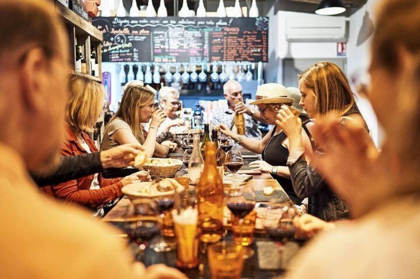 Share a friendly moment around gastronomy