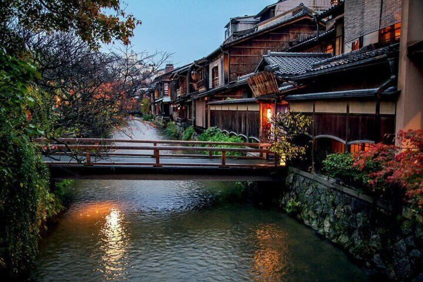 3 Hours Tour in Historic Gion: Geisha Spotting Area Tour