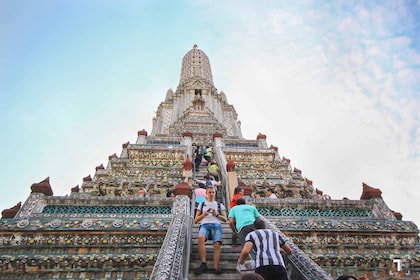 Bangkok-Thonburi-Kanäle mit Tempel der Morgenröte