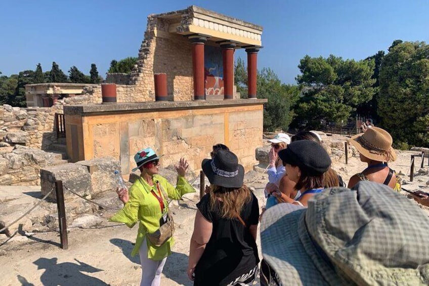 KNOSSOS PALACE private tour ( with Transfer from Heraklion Prefecture )