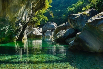 One-Day Private Guided Tour in Hualien-Taroko Gorge Included