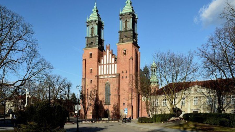 Poznan: Srodka District and Cathedral Island Private Walking Tour
