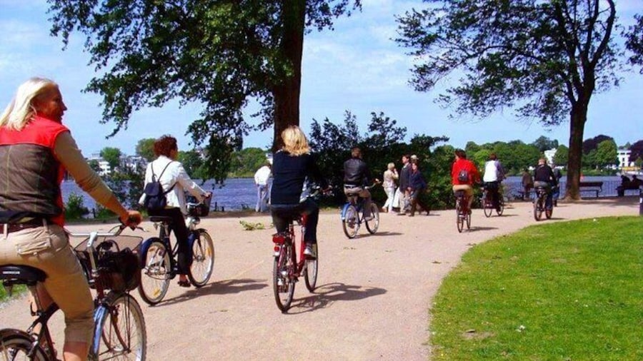 ENGLISH GUIDED BIKE TOUR HAMBURG - Alsterlake District