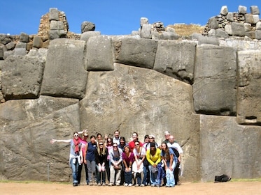 Excursión por la mañana a la ciudad de Sacsayhuamán de Cusco.