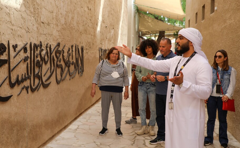 Dubai: Al Fahidi Historical Area Walking Tour & Abra Ride