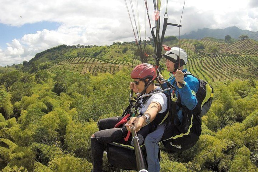 Dare to live a unique experience flying paragliding