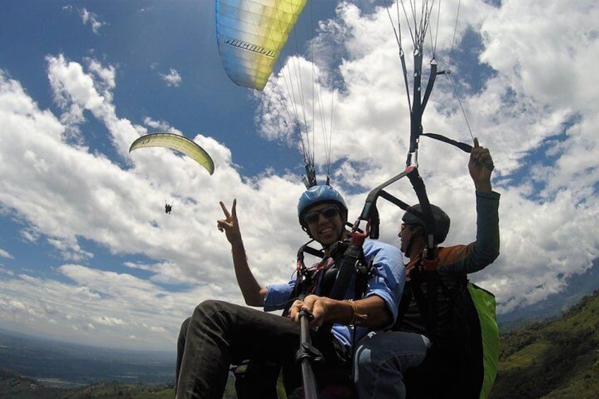 Dare to live a unique experience flying paragliding