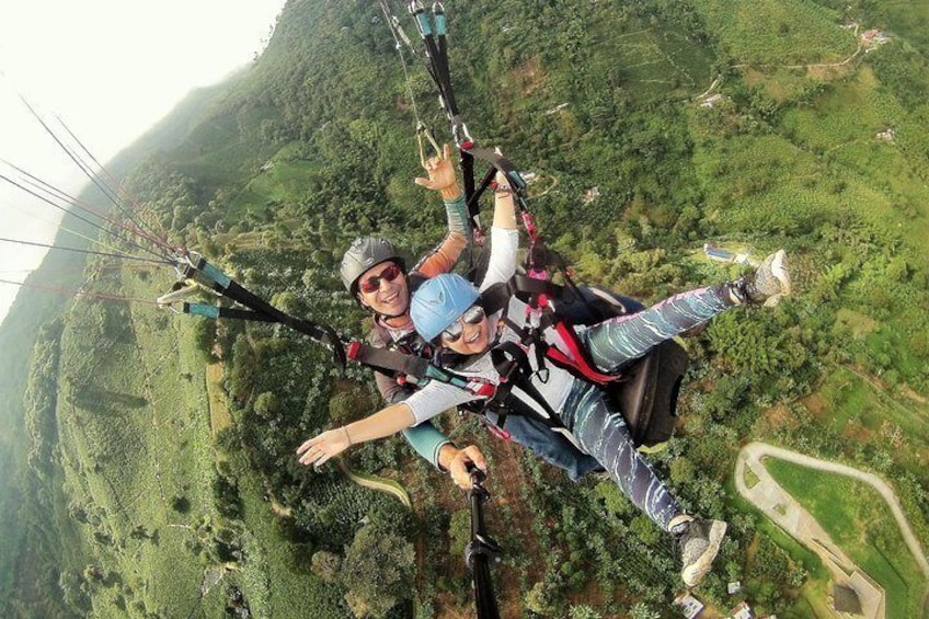 Dare to live a unique experience flying paragliding
