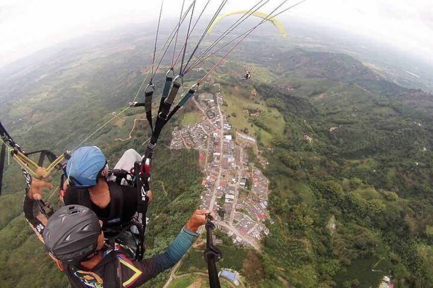 Dare to live a unique experience flying paragliding
