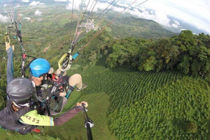 Dare to live a unique experience flying paragliding