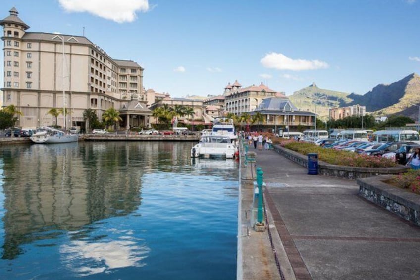 Guided Cultural City Tour of North Mauritius with Botanical Garden Visit