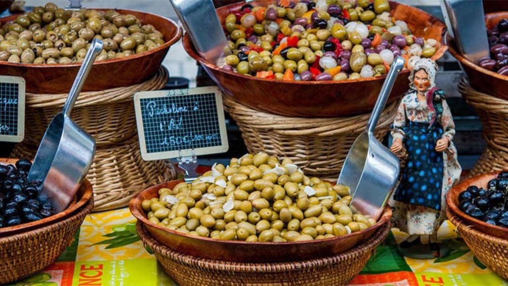 Charger l’élément 1 sur 5. Colorful olives at the market in Cannes