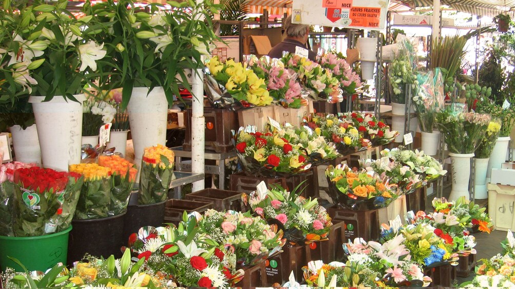 Charger l’élément 4 sur 5. Flower bouquets at the market in Cannes