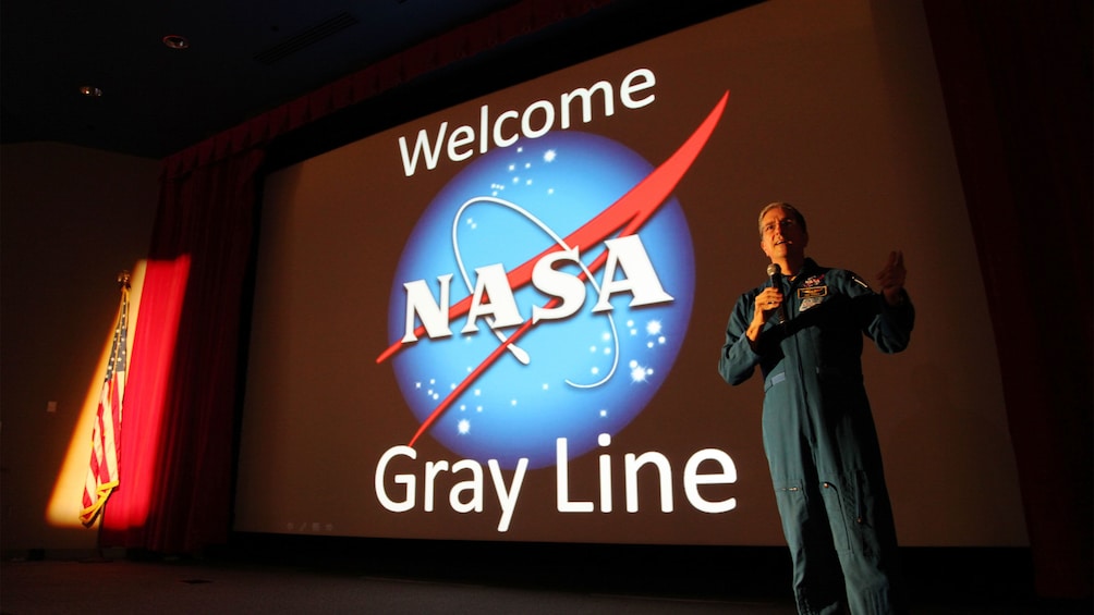 Carregar foto 4 de 10. Astronaut onstage at Kennedy Space Center in Orlando.