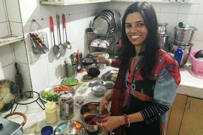 Private Market Tour & Vegetarian Cooking Class & Meal in a Local Jaipur Hom...