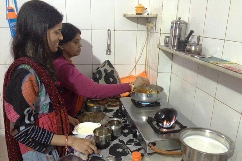 Private Market Tour & Vegetarian Cooking Class & Meal in a Local Jaipur Home
