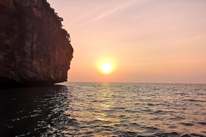 Phi Phi Don & Phi Phi Leh Sunset Trip by Arisa Speed Boat