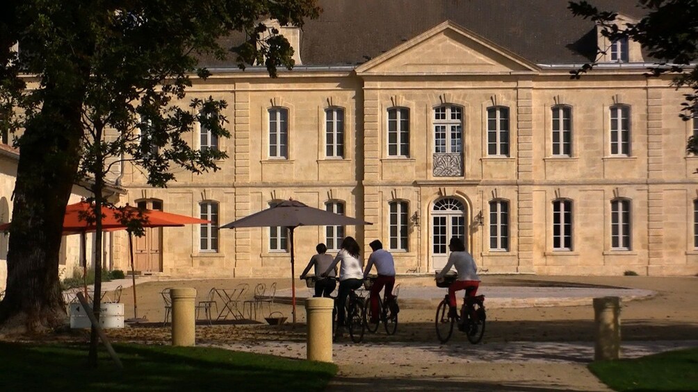Foto 3 von 5 laden A historic building in Saint Emilion