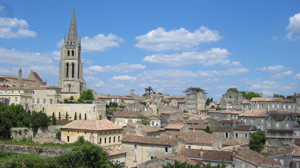 Foto 1 von 5 laden The Saint Emilion skyline on a sunny day