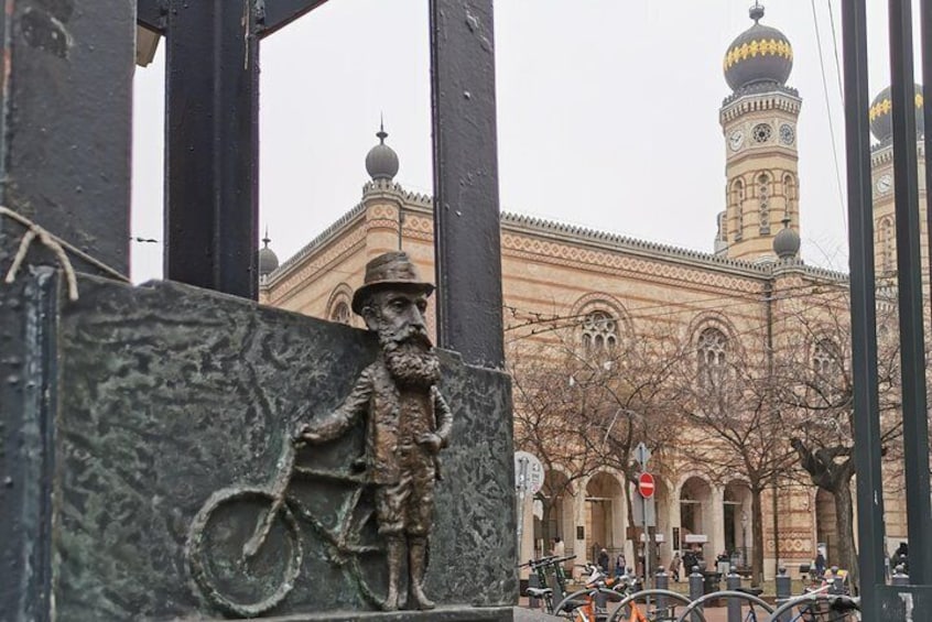 Theodore Herzl mini statue close to the Grand Synagogue