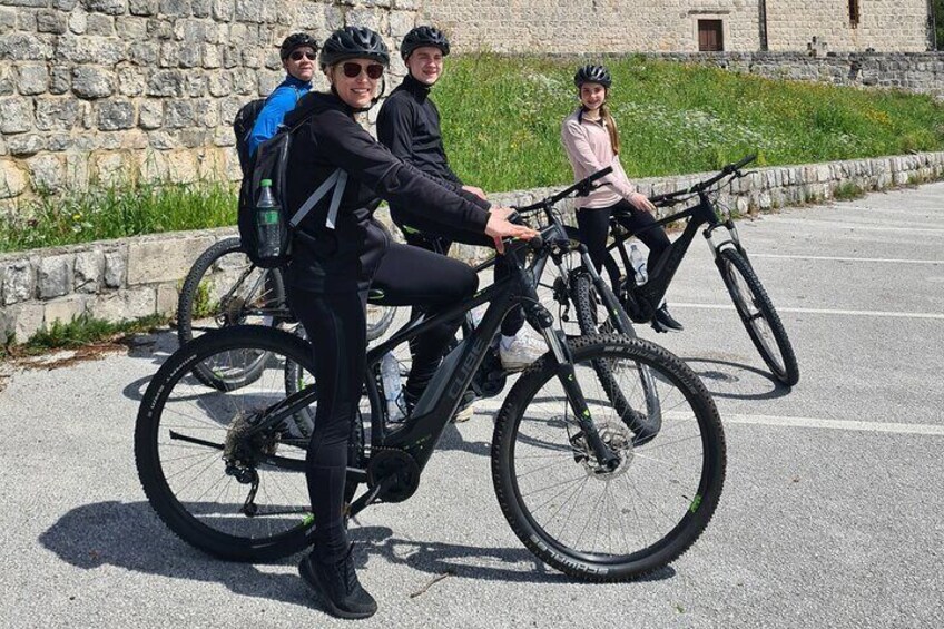 E-Bike Tour + Gourmet Snack + Wine Tasting (Small Group)
