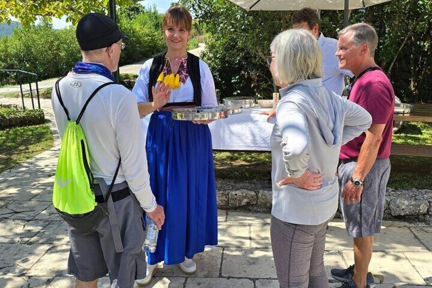 E-Bike Tour + Gourmet Snack + Wine Tasting (Small Group)