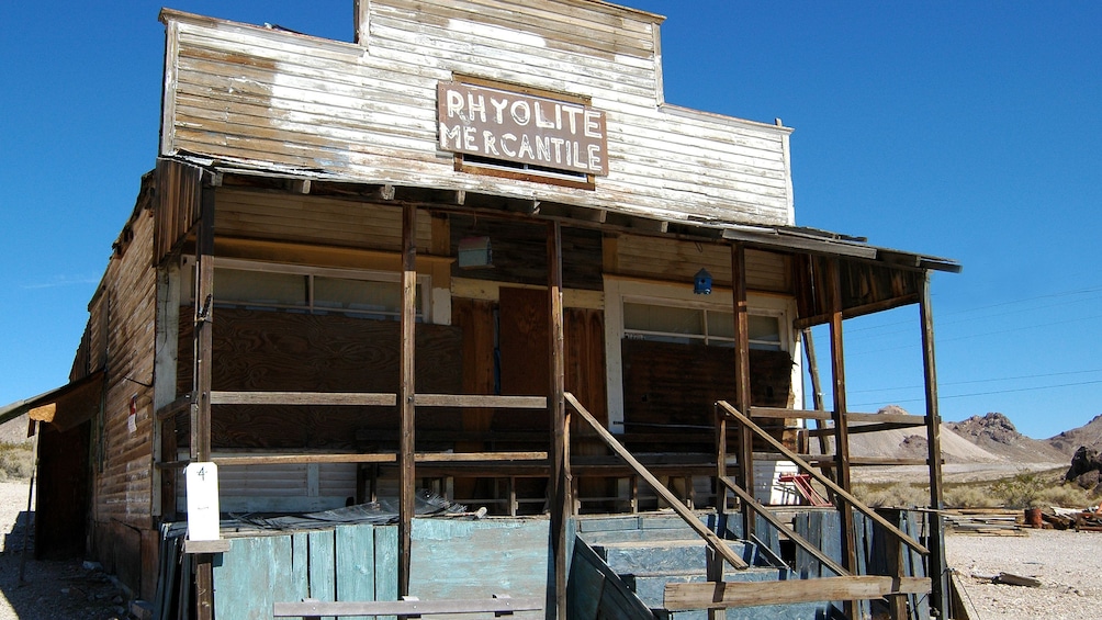 Encounter abandoned shops along the way to Hell's Gate