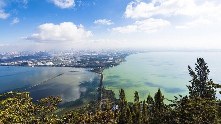 Kunming City Tour: Dragon Gate, Huating Temple and Daguan Pavilion