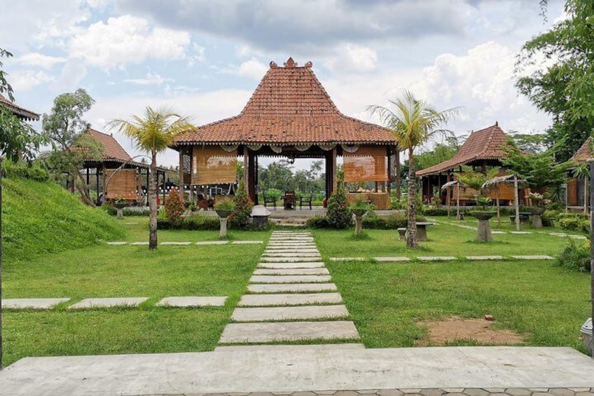 Borobudur Temple and Candirejo Village Tour with Dokar or Cycling 