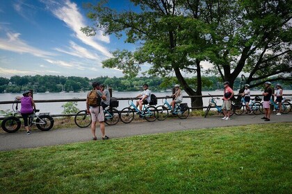 2h Scenic Ebike Tour in Niagara-on-the-Lake