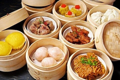 5-Hour Private Guangzhou Yumcha Tasting with Local Food Market Experience 