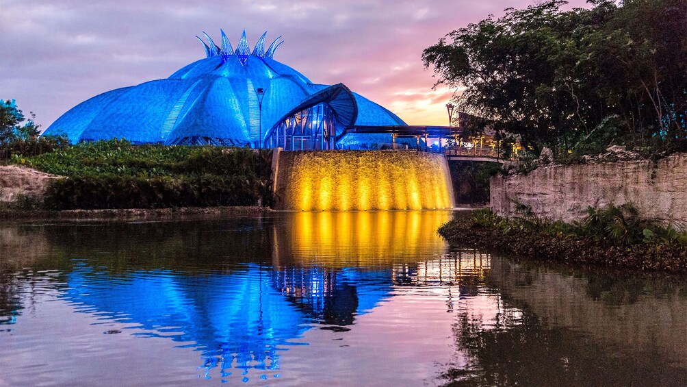 Carregar foto 5 de 8. View of the illuminated bigtop tent at Cirque Du Soleil's Joya show in Cancun