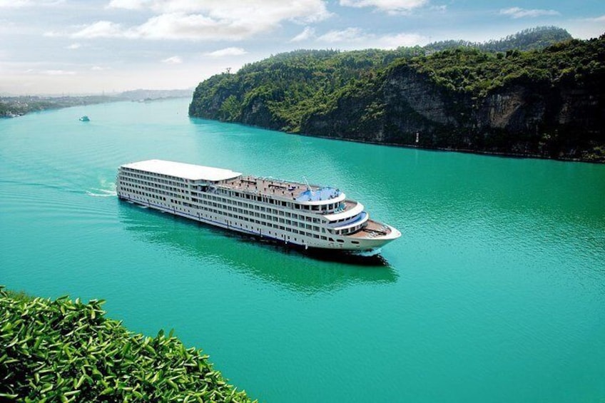 Chongqing to Yichang: 3-Night Luxury CENTURY GLORY Yangtze River Cruise Tour