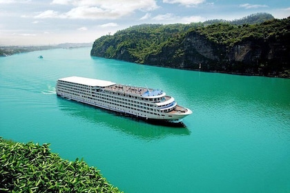 Chongqing to Yichang: 3-Night Luxury CENTURY GLORY Yangtze River Cruise Tou...