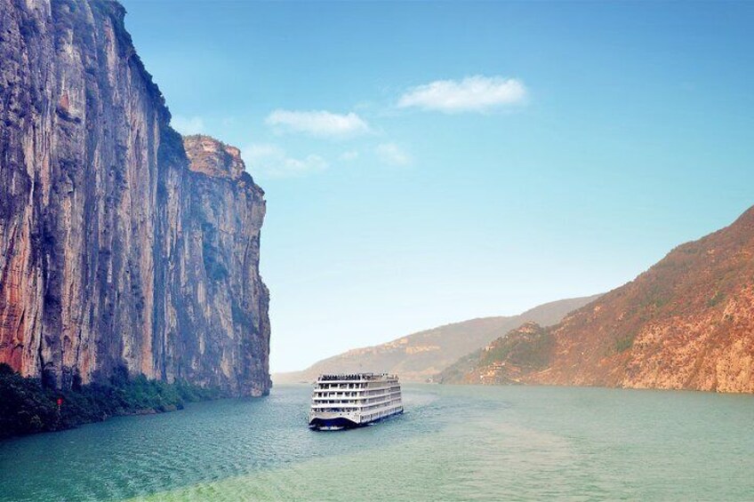 Chongqing to Yichang: 3-Night Luxury CENTURY GLORY Yangtze River Cruise Tour