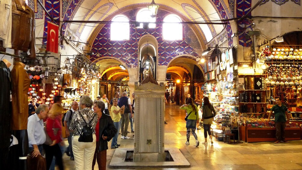 Charger l’élément 5 sur 10. People conversing and shopping inside the Grand Bazaar in Istanbul