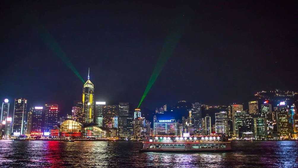正在顯示第 3 張相片,共 10 張。 View of the cityscape at night from the cruise ship in Hong Kong